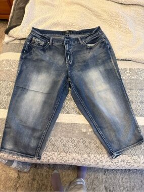 Cato Faded Blue Cropped Denim Capris